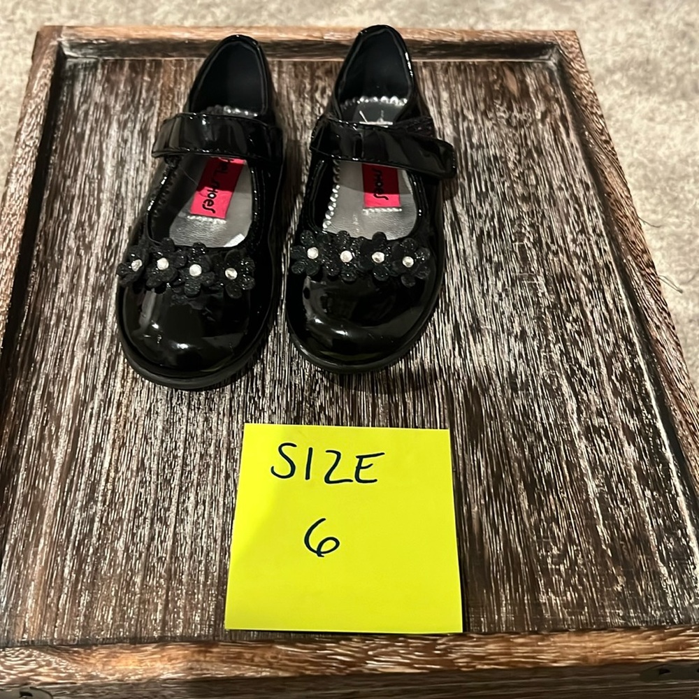 Black patent leather Rachel Shoes - Size 6